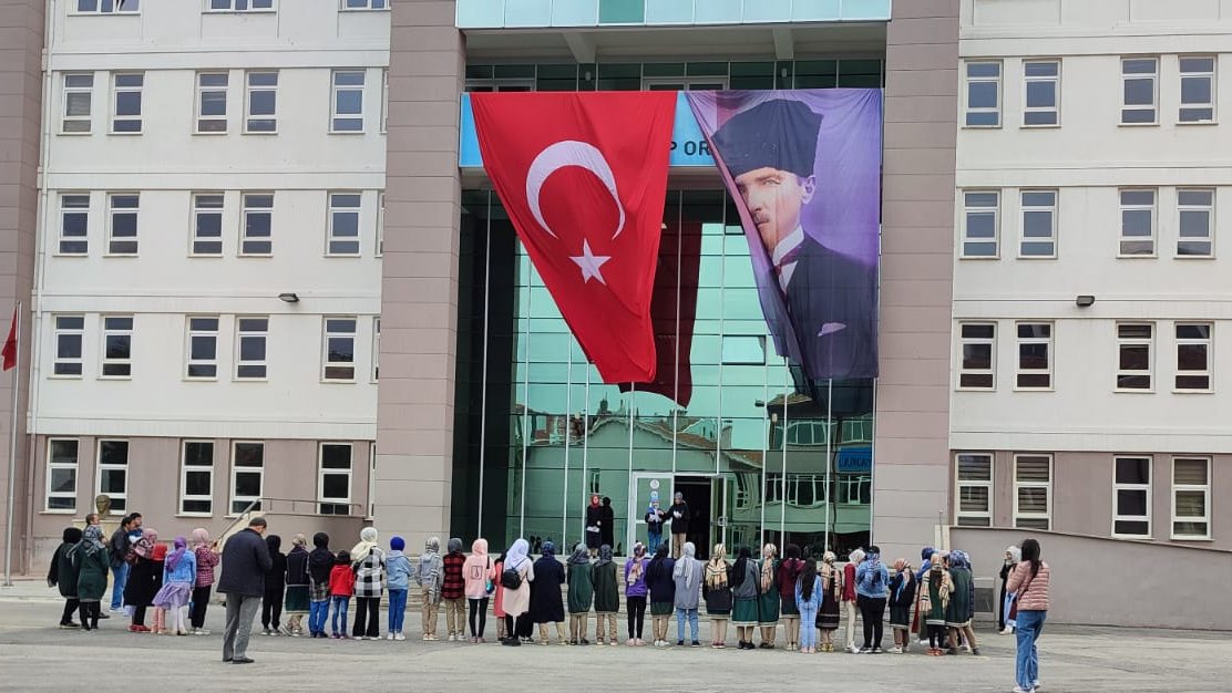 Eski tadında olmasa da bayramımızı gününde kutlayan bir okul bulup töreni izlemek güzeldi. 19 Mayıs'ı tatile değil bayrama dönüştürenlere teşekkür ediyorum. Atatürk'ü Anma, Gençlik ve Spor Bayramımız kutlu olsun.