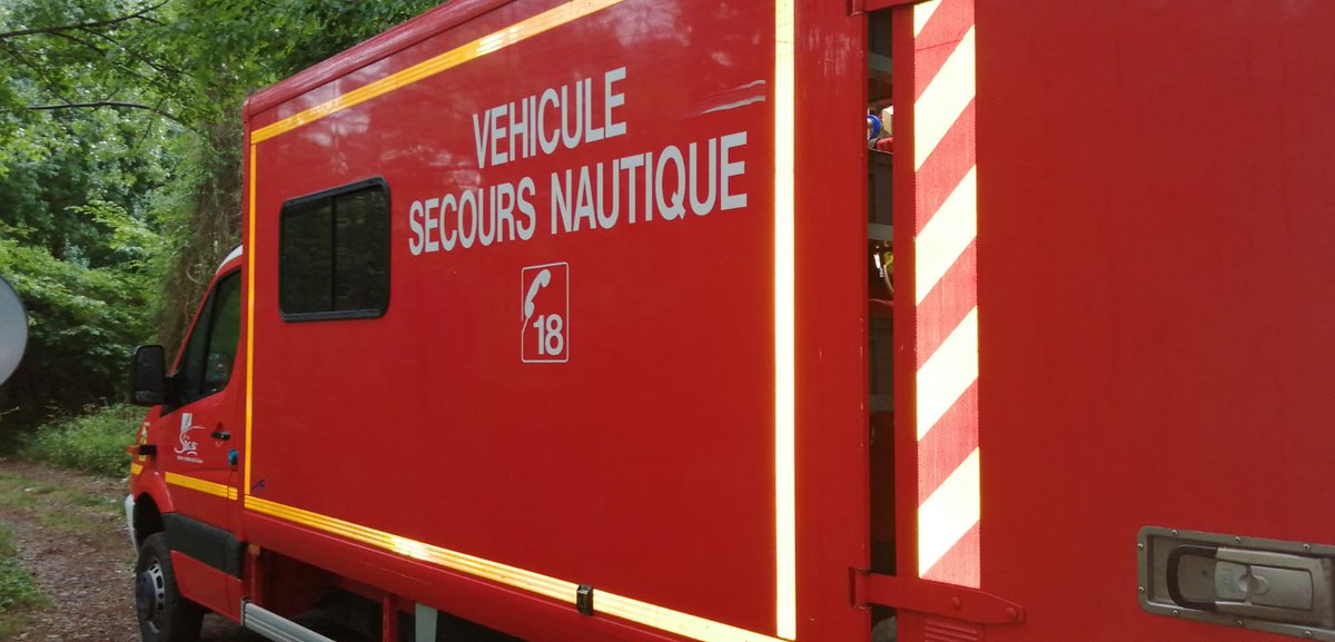 cdt_ag's tweet photo. #Entraînement de l'équipe spécialisée #secours nautique du @sdis86 :

➡️ #simulation de recherche de victime dans un véhicule immergé
➡️ application des #doctrines #opérationnelles
➡️ agir au service de la population pour #portersecours https://t.co/vSeGSkor9T