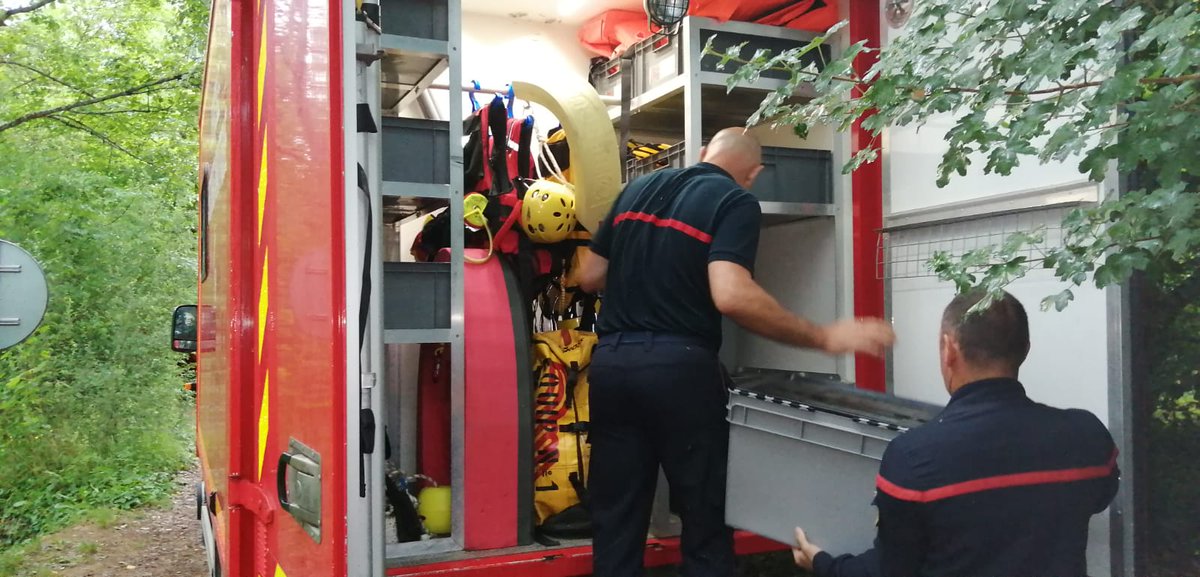 cdt_ag's tweet photo. #Entraînement de l'équipe spécialisée #secours nautique du @sdis86 :

➡️ #simulation de recherche de victime dans un véhicule immergé
➡️ application des #doctrines #opérationnelles
➡️ agir au service de la population pour #portersecours https://t.co/vSeGSkor9T