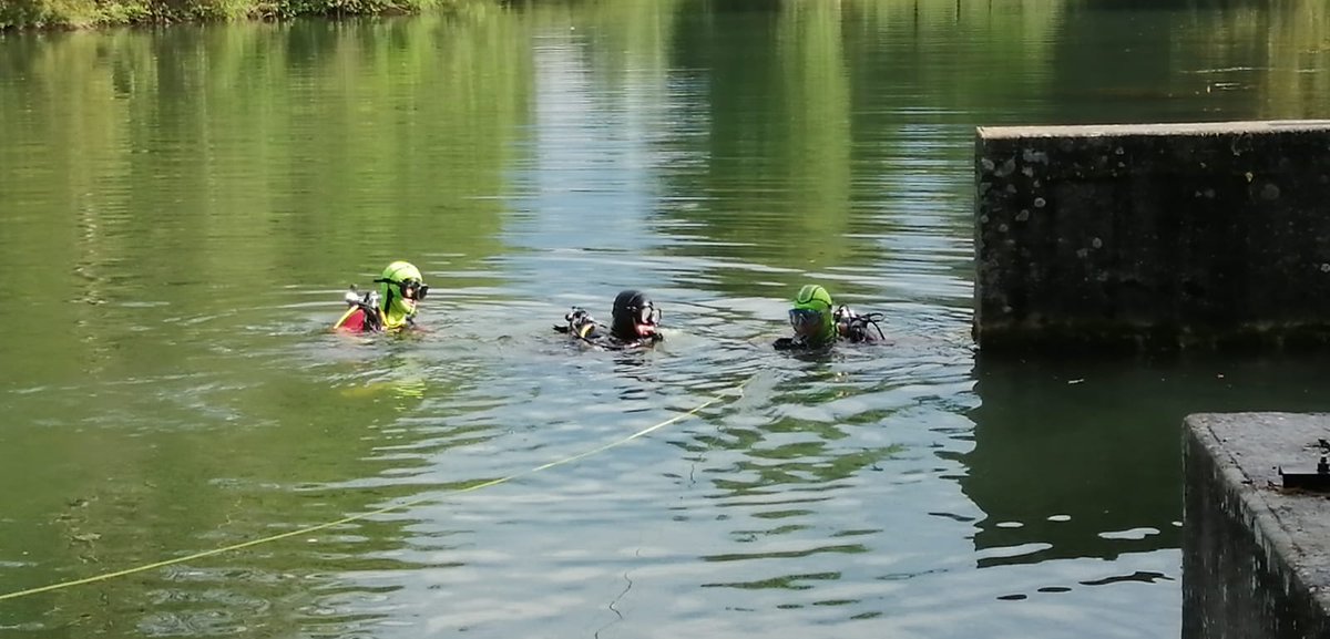 cdt_ag's tweet photo. #Entraînement de l'équipe spécialisée #secours nautique du @sdis86 :

➡️ #simulation de recherche de victime dans un véhicule immergé
➡️ application des #doctrines #opérationnelles
➡️ agir au service de la population pour #portersecours https://t.co/vSeGSkor9T
