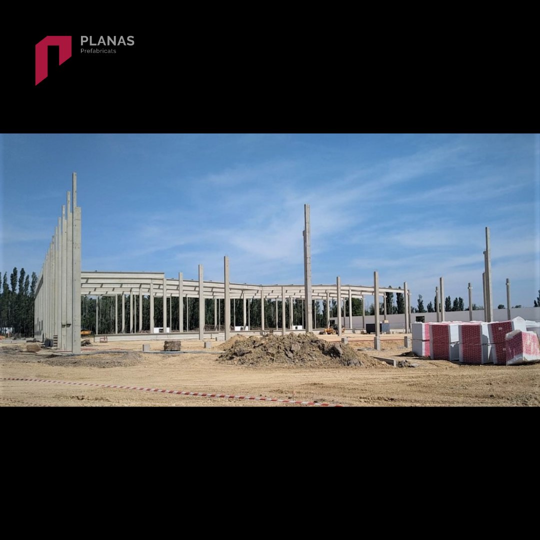 Hem acabat la primera fase del projecte Thominière de 30.000 m2 a Saint Martin de Crau (França) per APRC GROUP. Aquesta setmana comencem amb el muntatge l'estructura prefabricada de la fase 2, que tindrà 44.000 m2.

#france #prefabricatsplanas #obra