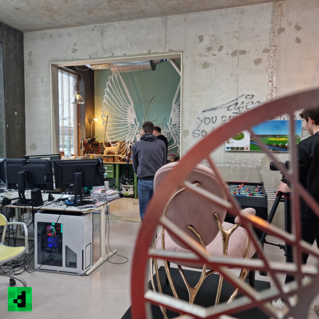 Behind the scènes of the video Beeldscherp made of Frank. We filmed at Frank’s inspiring studio in Amsterdam and the result is amazing if you ask us. 🎨 

#dutchnftdrops #art #digitalart #artist #opensea #raredigitalart #digitalcollectibles #utrecht #clockworklove #amsterdam
