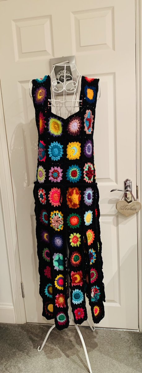 LaRadarina's tweet photo. I can finally reveal my #BigCommission in its entirety. Relieved the lady loves it! #Phew #Crochet #Moon #Stars #RecycledYarn #Eco #CrochetStopsMeUnravelling https://t.co/3wHVNYnz2H