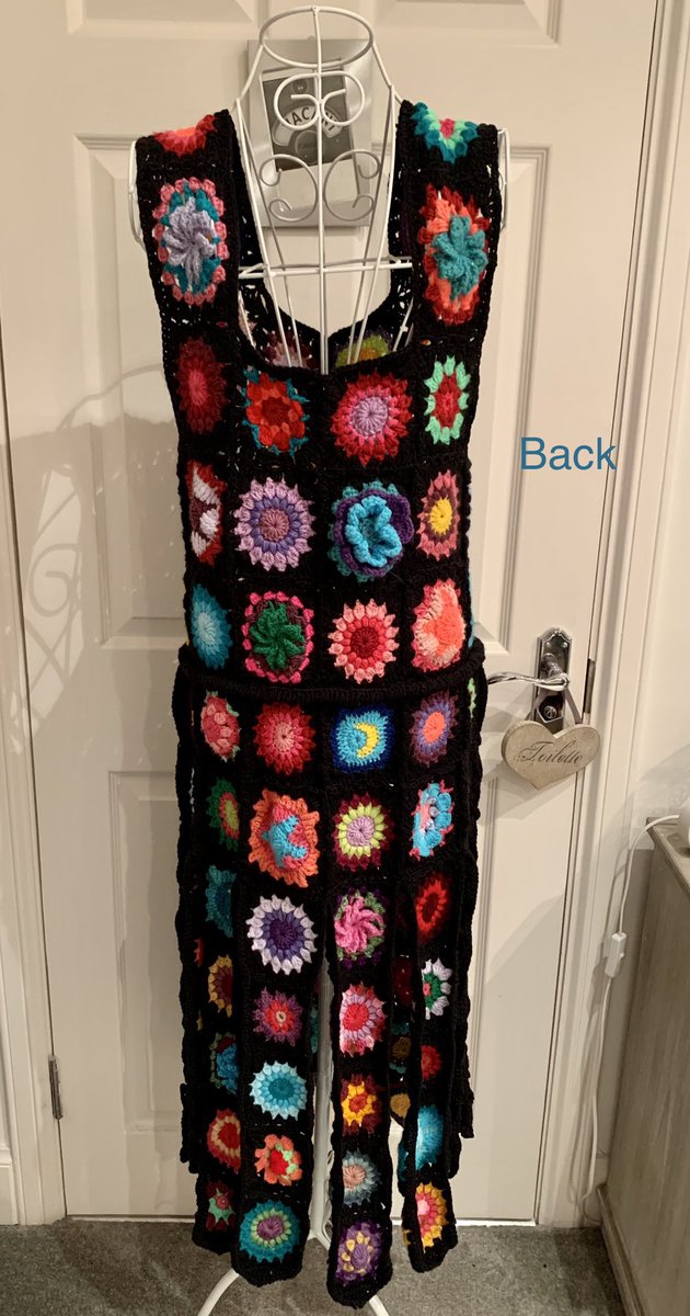 LaRadarina's tweet photo. I can finally reveal my #BigCommission in its entirety. Relieved the lady loves it! #Phew #Crochet #Moon #Stars #RecycledYarn #Eco #CrochetStopsMeUnravelling https://t.co/3wHVNYnz2H
