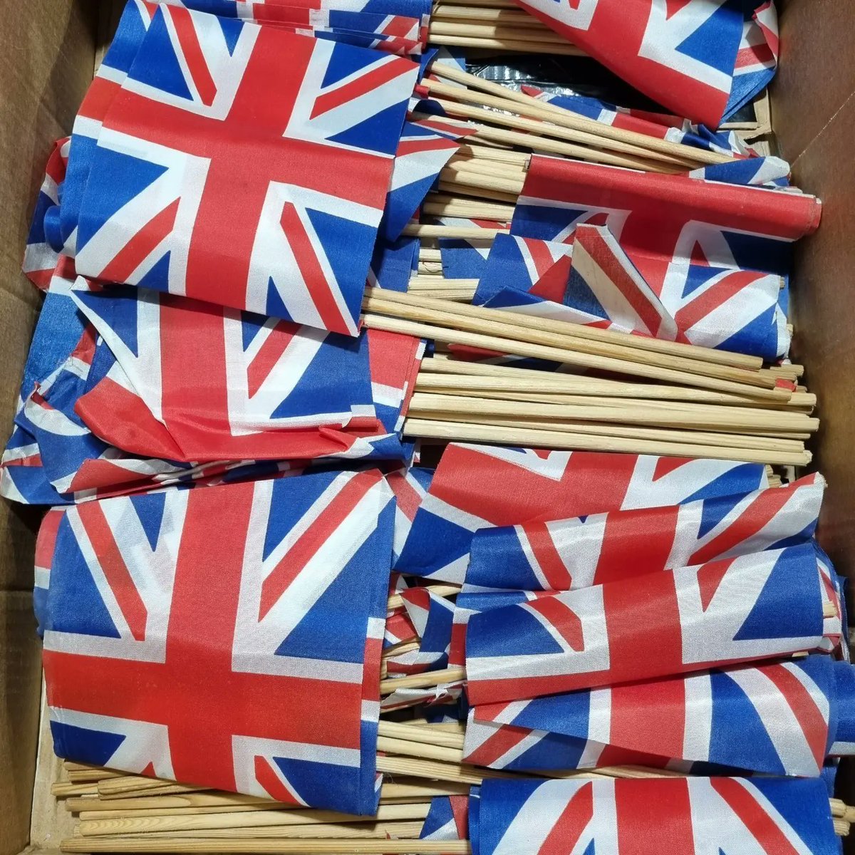 KLMAuctioneers's tweet photo. Get yourself Jubilee ready with this hand painted Coronation scale model set by Johllico or the box of Union Jacks. Both available in tomorrow's auction. 

https://t.co/W0GGhrVJjO

#Jubilee #auction #johllico #unionjack https://t.co/yYA0U8WkQK