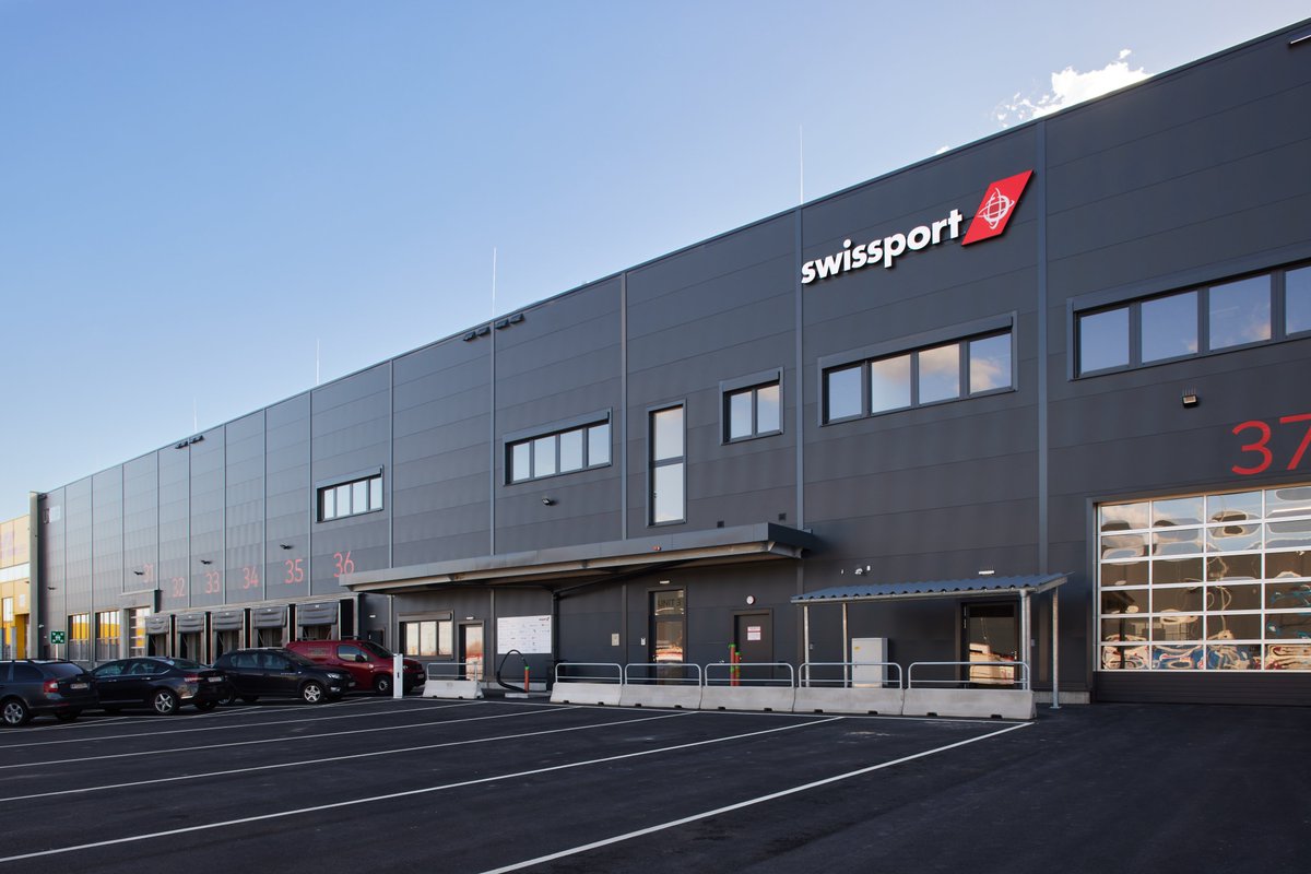 swissportNews's tweet photo. Today's the official inauguration of #Swissport's new 8,000²m #cargocenter in #Austria! A dedicated #eActros (the first in 🇦🇹) will link the new facility with Swissport's onsite cargo center at #Vienna Airport. 🚚 https://t.co/C9KQnVy0lj @flughafen_wien @ASA_Aero @Air_Cargo_News https://t.co/c1hXMcGjQb
