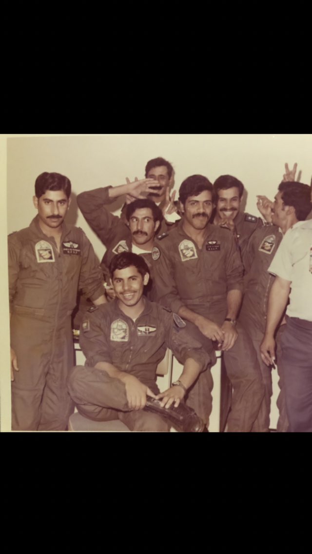 ما احلاها من ايام ال F5 في قاعدة الطائف نطير رحلتين في اليوم كلها تحدي بين بعض ان كان قتال جوي dog fight او ضرب نار ground attack بجميع انواعه.من اليمين احمد علوي،سعيد الشهري،عطاف الصحاف ولد عمي،من الخلف غالي السعدون ،حمد الخنيني ومهنا الهملان رحمة الله عليهم وسعود المطيري.