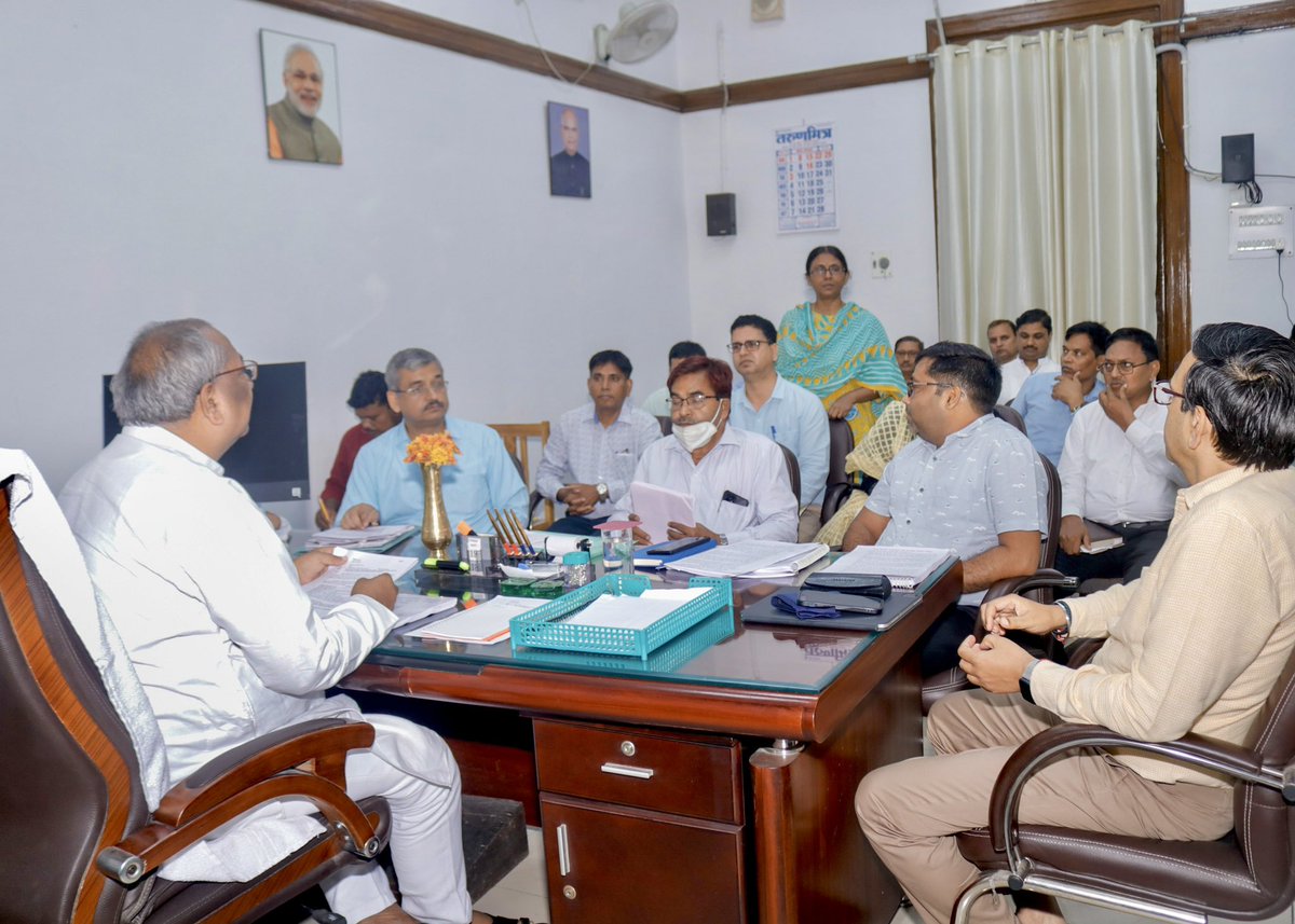 drsanjayoffice's tweet photo. आज सचिवालय स्थित कार्यालय में मत्स्य विभाग के अधिकारियों संग बैठक कर उचित दिशा- निर्देश दिए। 
@narendramodi 
@BJP4UP 
@myogiadityanath 
@nishadparty4u https://t.co/xEXesMaukK