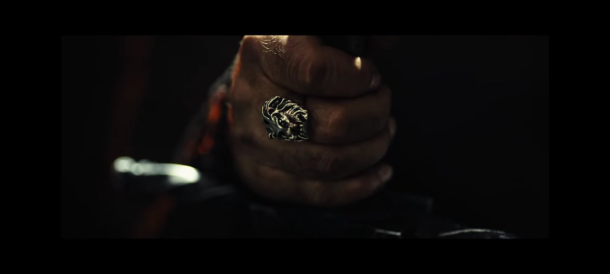 skevemcd's tweet photo. A thread on the visual brilliance of #KGFChapter2 👉
@bhuvangowda84 's amazing cinematography and @prashanth_neel 's brilliant direction have elevated KGF2 to a work of ART. Even shots where a character is not the main subject (B-rolls?) look epic.
#KGF2 | #KGFChapter2 | #Yash https://t.co/UFkY6CKiNP