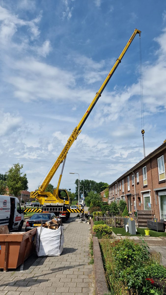 Vandaag staan we weer voor Nederhoff, dakkapel plaatsen in Gouda, straat is afgesloten, wij zorgen voor de veiligheid van de weggebruikers..