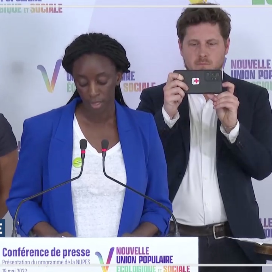 LaDandur's tweet photo. @julienbayou Je suis très fier de passer mon temps à prendre des photos avec mon super smartphone à 1000 balles.
#PapaMaman #JePasseÀLaTélé #LesClowns https://t.co/MdJiafESDd
