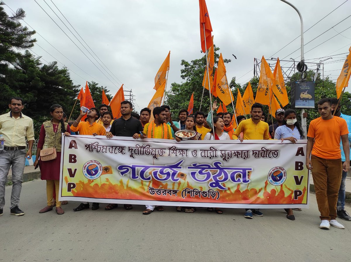 AnindipaD's tweet photo. শিলিগুড়ি রাজপথে আজ ABVP
#ChaloDMoffice #RashtraShakti75 #chalosiliguri #ABVPNorthBengal https://t.co/B86sQ2DUBH