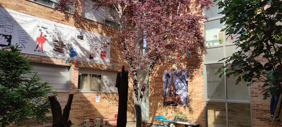 IES_ProfD_Ortiz's tweet photo. Como colofón al proyecto erasmus+ vis la ville, nuestra sección de francés ha montado un coqueto bistrot en el patio de cafetería. Recrea un ambiente francés que se verá complementado con música que nos acercará a la cultura francesa. Mucho éxito y que lo disfrutemos !! https://t.co/dRRDXkPngk
