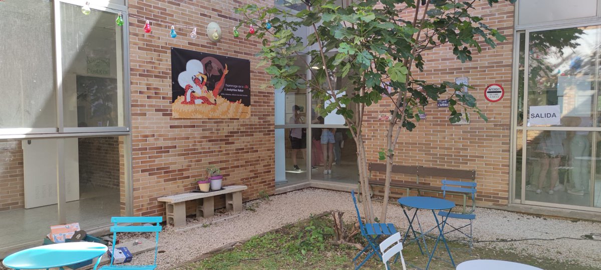 IES_ProfD_Ortiz's tweet photo. Como colofón al proyecto erasmus+ vis la ville, nuestra sección de francés ha montado un coqueto bistrot en el patio de cafetería. Recrea un ambiente francés que se verá complementado con música que nos acercará a la cultura francesa. Mucho éxito y que lo disfrutemos !! https://t.co/dRRDXkPngk