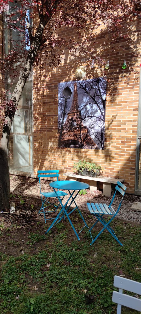 IES_ProfD_Ortiz's tweet photo. Como colofón al proyecto erasmus+ vis la ville, nuestra sección de francés ha montado un coqueto bistrot en el patio de cafetería. Recrea un ambiente francés que se verá complementado con música que nos acercará a la cultura francesa. Mucho éxito y que lo disfrutemos !! https://t.co/dRRDXkPngk