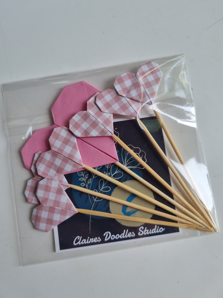 ColourDoodle's tweet photo. I'm about to start making some more origami stars & hearts to make up my cake topper packs.
These packs are available in my shop at the moment.
https://t.co/es63RSHYFo
#elevenseshour #cakes #bakinghour #MakersHour #CraftBizParty #caketoppers #partydecorations #etsyuk https://t.co/SZ80RhpBkc