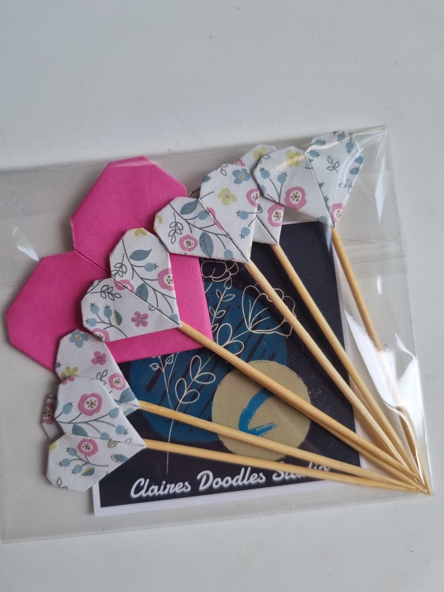 ColourDoodle's tweet photo. I'm about to start making some more origami stars & hearts to make up my cake topper packs.
These packs are available in my shop at the moment.
https://t.co/es63RSHYFo
#elevenseshour #cakes #bakinghour #MakersHour #CraftBizParty #caketoppers #partydecorations #etsyuk https://t.co/SZ80RhpBkc