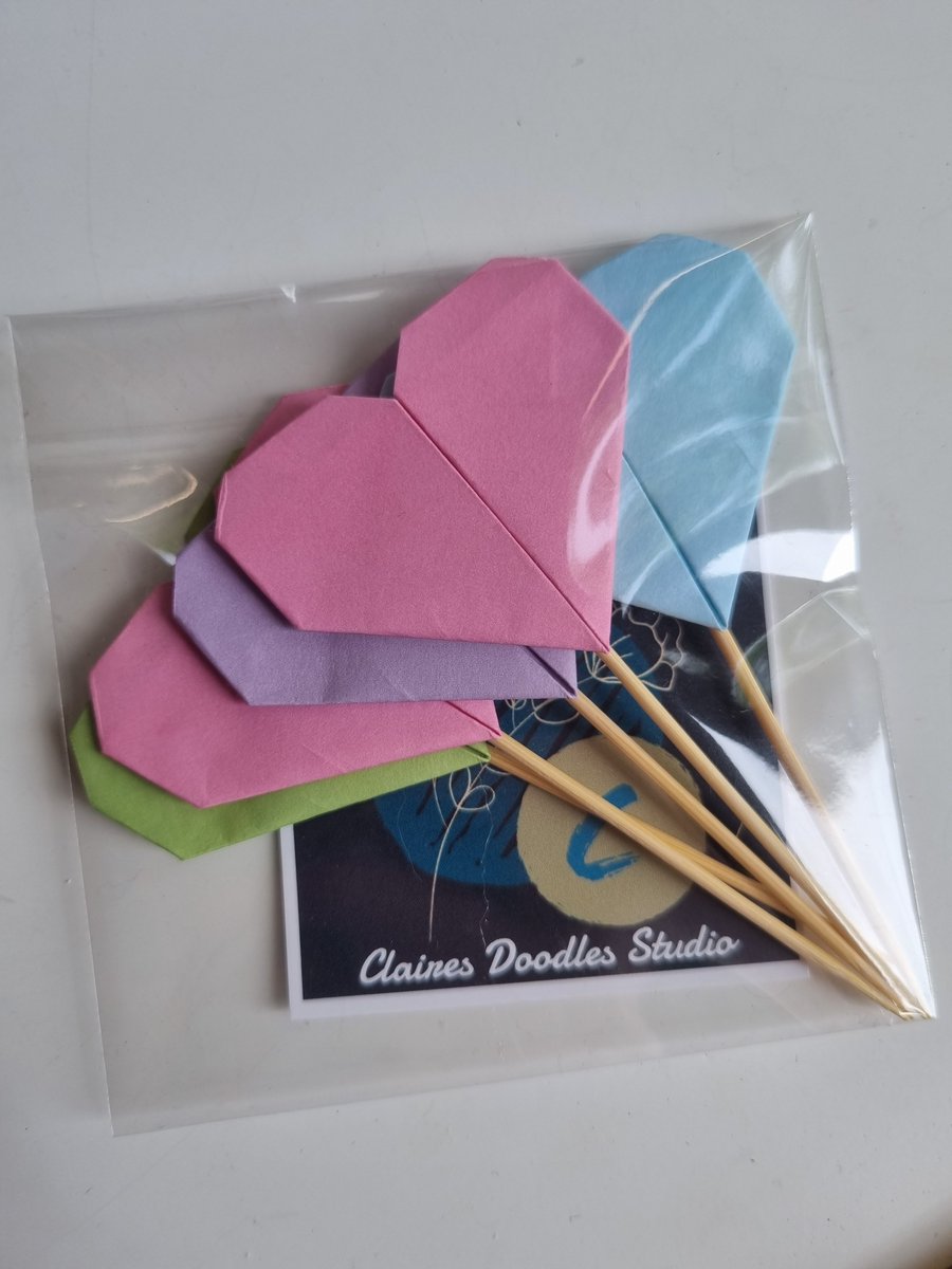 ColourDoodle's tweet photo. I'm about to start making some more origami stars & hearts to make up my cake topper packs.
These packs are available in my shop at the moment.
https://t.co/es63RSHYFo
#elevenseshour #cakes #bakinghour #MakersHour #CraftBizParty #caketoppers #partydecorations #etsyuk https://t.co/SZ80RhpBkc