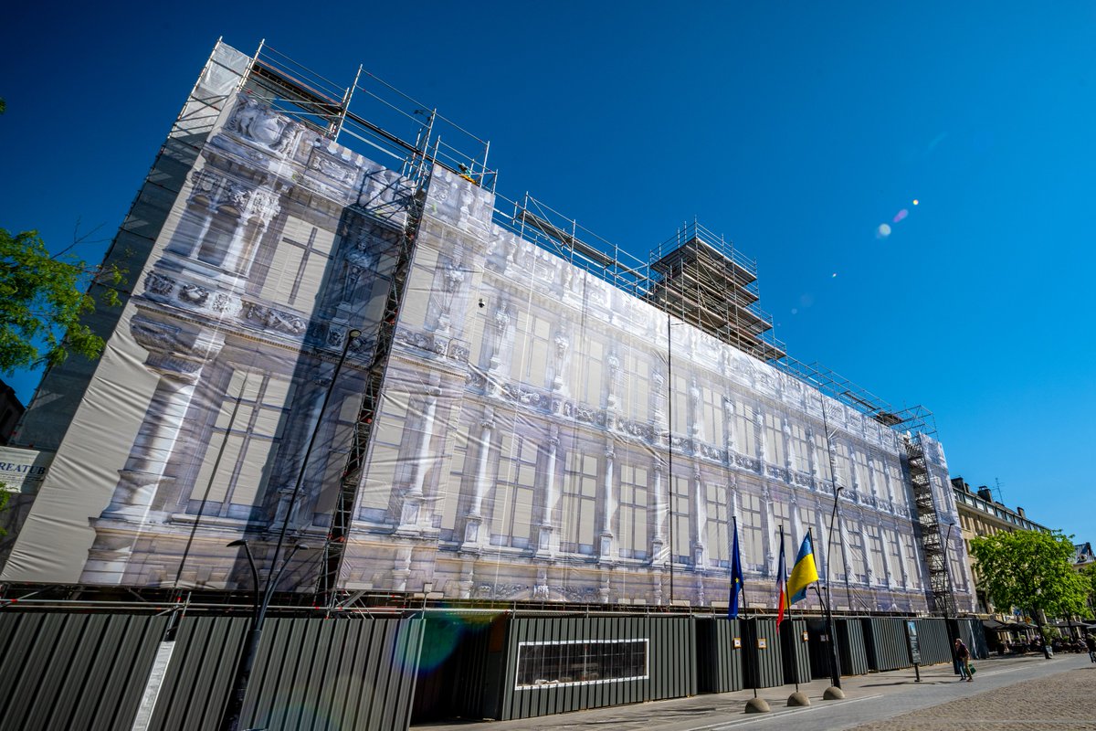 Les travaux de l'hôtel de ville de #valenciennes se poursuivent ➡️un magnifique trompe-l’œil enveloppe désormais la façade du bâtiment. 1⃣ an pour reprendre entièrement la façade de l'édifice et installer une toute nouvelle #scénographie. Rendez-vous au #printemps 2023