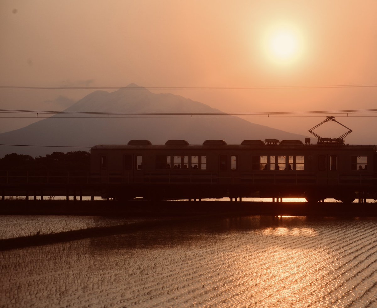 aDM4bKQ0A96JTY9's tweet photo. 夕陽に照らされて出発〜
#弘南鉄道
#柏農高校前
#岩木山
今日も一日、お疲れ様でした🤗 https://t.co/0EwLEhZ4Iu