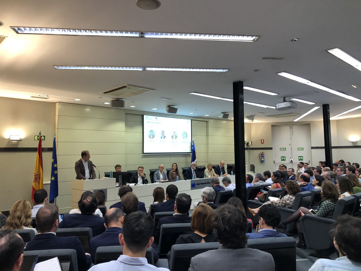 CarmenPanadero's tweet photo. Full house en el evento @ULISpain @IE_RealEstate @RamonyCajalAbog para oír a @MarianoFuentesS y una estupenda mesa redonda para hablar de Nueva Ordenanza de Licencias #LicenciasUrbanísticas #madrid #inmobiliario https://t.co/RJ8LbydYNu
