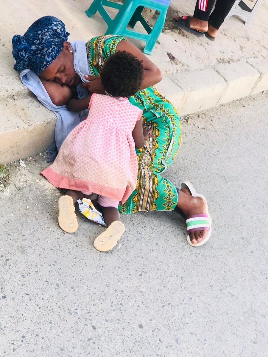 TghatMedia's tweet photo. According  Medhin Gebreselassie  (journalist), the woman below collapsed from hunger on a street in Mekelle today while walking carrying her child. She says only in Mekelle, 500,000 need emergency aid, but aid only enough for 51,000 has arrived.
https://t.co/n0gN1GCnvI https://t.co/1d81gy1zs1