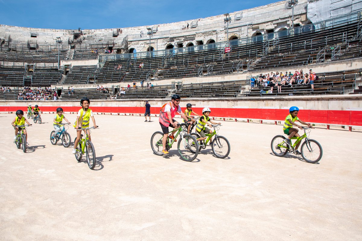 nimes's tweet photo. 🚴 Le petit tour nîmois permet aux élèves de CM1/CM2 une mise en pratique des cycles d’apprentissage du #vélo tout en découvrant le patrimoine de #Nîmes
💻 En savoir plus 👉 https://t.co/bhYIwb2n5y

📷 Dominique Marck - Ville de Nîmes https://t.co/xZhvs6Ys3f