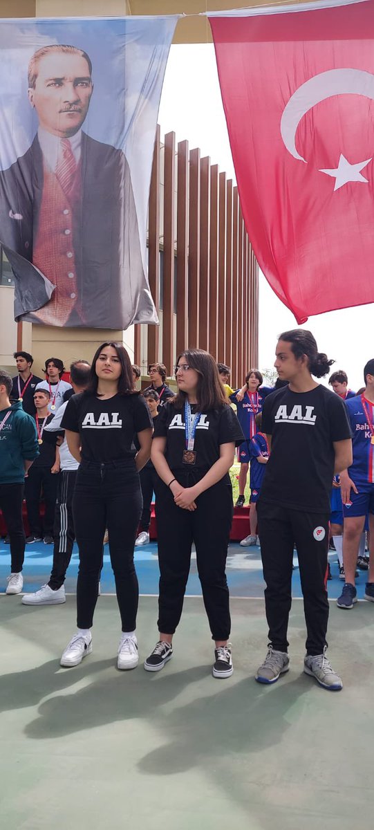 AtakoyL's tweet photo. Sporda başarılı öğrencilerimiz ilçe müdürümüzden ödüllerini aldılar.@BakirkoyMEM @istanbulilmem https://t.co/Oo17kY6EWY