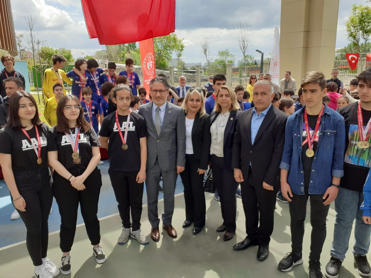 AtakoyL's tweet photo. Sporda başarılı öğrencilerimiz ilçe müdürümüzden ödüllerini aldılar.@BakirkoyMEM @istanbulilmem https://t.co/Oo17kY6EWY