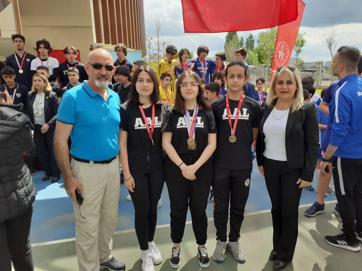 Sporda başarılı öğrencilerimiz ilçe müdürümüzden ödüllerini aldılar.<a href="/BakirkoyMEM/">Bakırköy İlçe Millî Eğitim Müdürlüğü</a> <a href="/istanbulilmem/">İstanbul İl Millî Eğitim Müdürlüğü</a>