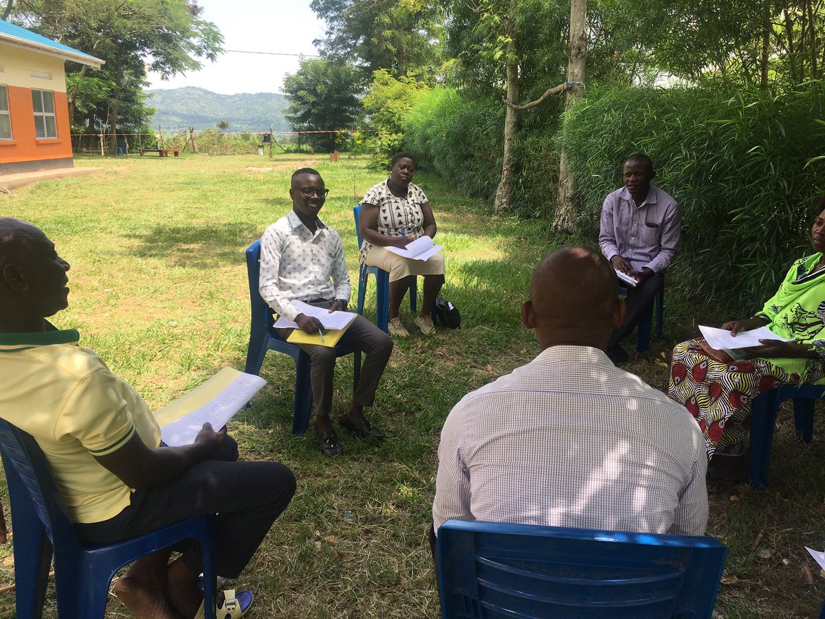 ArafatBwambalem's tweet photo. We @Greatlakespeacecentre continues with #Talktalks / #FGD under Our project #Raising awareness in kasese-Rwenzori region with support from @CHIPO_HBV  @HepBFoundation 
We are carrying out #TableTalks with political leader in areas #Isango @farouqkib #YoungPeople @KaseseUg https://t.co/TLVcy1KsuZ