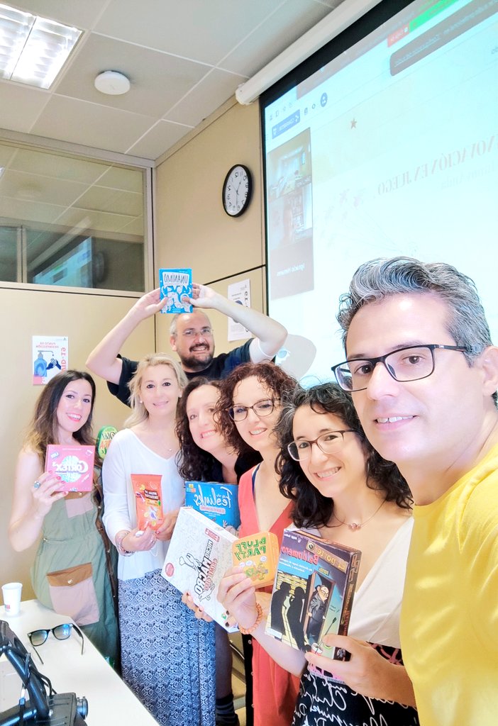 AzaharaTIC's tweet photo. Comenzamos taller de <<Innovación en juego>> con @InnovAnda21 Equipo Participa en @IAAPJunta 

💫 Objetivo: 🔝 la innovación en la Administración Pública a través de un juego de mesa que gestione las emociones involucradas en los procesos innovadores. 🎲🎴🤩💡💗 https://t.co/jVHu7V3jG9