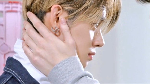 yeonbinlab's tweet photo. yeonjun vs. soobin's hand *sobs* https://t.co/e8nGcdIfmI