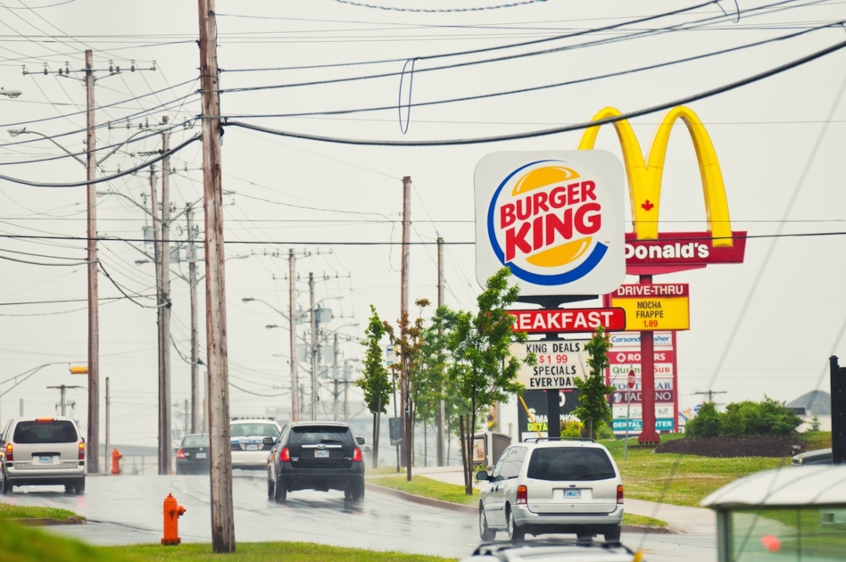 ManaeBusiness's tweet photo. 🍔 MCDO VS BURGER KING : LA BATAILLE DE LA COMMUNICATION
https://t.co/51vItXgi5m
#marketing #publicitecompararative https://t.co/GbrUGOB9LC