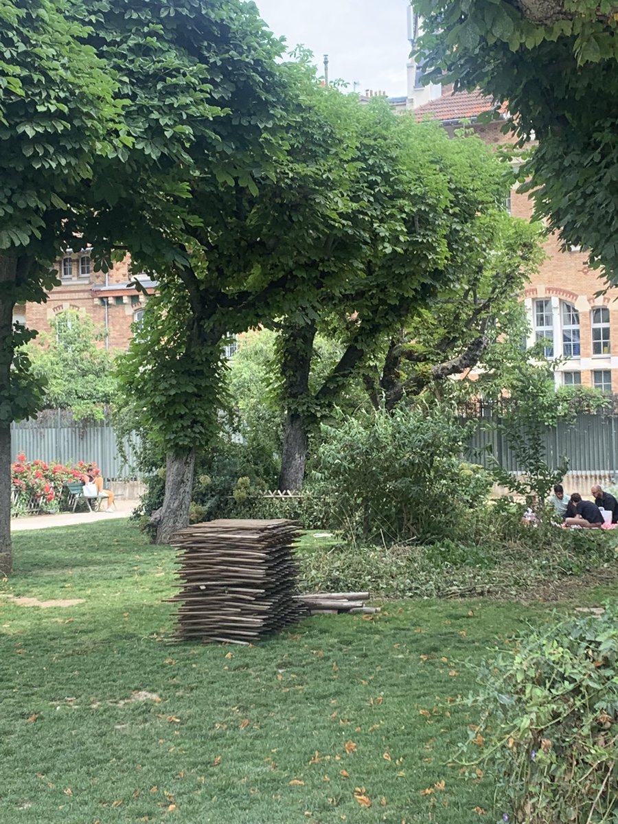 Il était un parc dans le XVe, le seul où il était possible de promener son chien en toute quiétude. <a href="/mairie15/">Mairie du 15</a> décide d’enlever la verdure et de l’interdire aux chiens. <a href="/Philippe_Goujon/">Philippe Goujon</a> et <a href="/Anne_Hidalgo/">Anne Hidalgo</a> même combat : détruire et pourrir la vie des habitants …