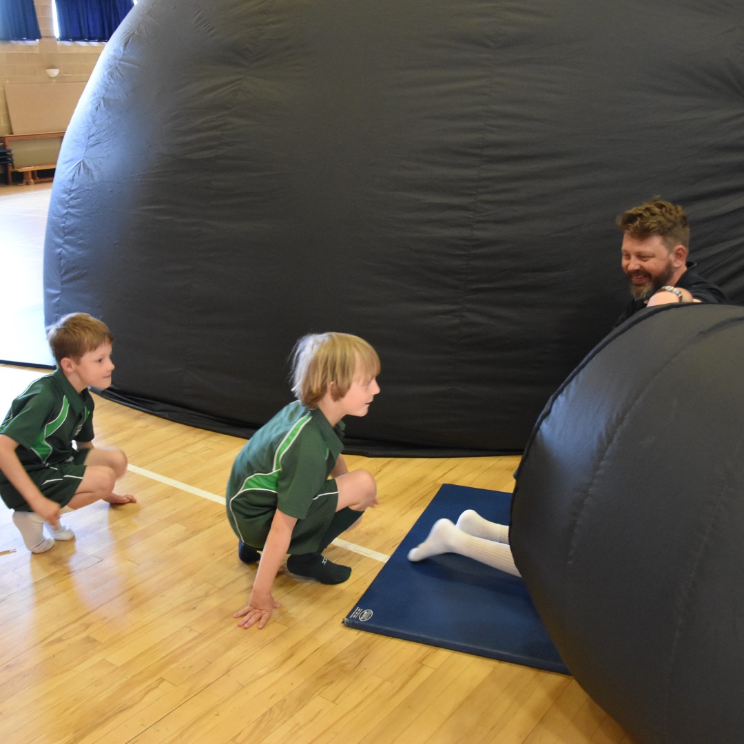 manorprep's tweet photo. The Explorer Dome is here! The children in Years 3 and 4 are heading inside to learn about light and the digestive system! Such a fun way to learn about science!
#ManorPrep #ExplorerDome #Year3 #Year4 #Science #InteractiveLearning https://t.co/ytUWOq89vn
