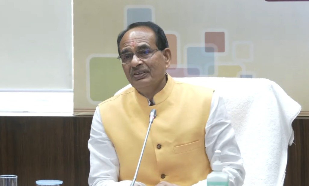 mprevenuedeptt's tweet photo. लोग तीन-तीन पीढ़ी से रह रहे हैं। लेकिर जमीन का अधिकार नहीं है। आपकी तकलीफ दूर करने के लिए हमने योजना बनाई और तय किया कि कई वर्षों से जिनका कब्जा है। उनके कब्जे की जमीन पर उन्हें अधिकार देंगे : CM श्री @ChouhanShivraj

#BhoomiAdhikarMP
#JansamparkMP https://t.co/Xb57RLQD2V