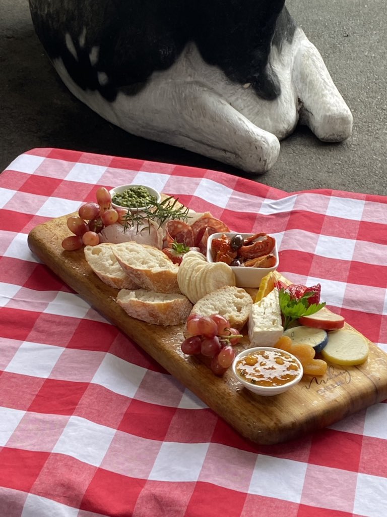 MalenyCheese's tweet photo. @FoodTravelChat A cheese board goes great at a BBQ https://t.co/AfWZGAVcT6