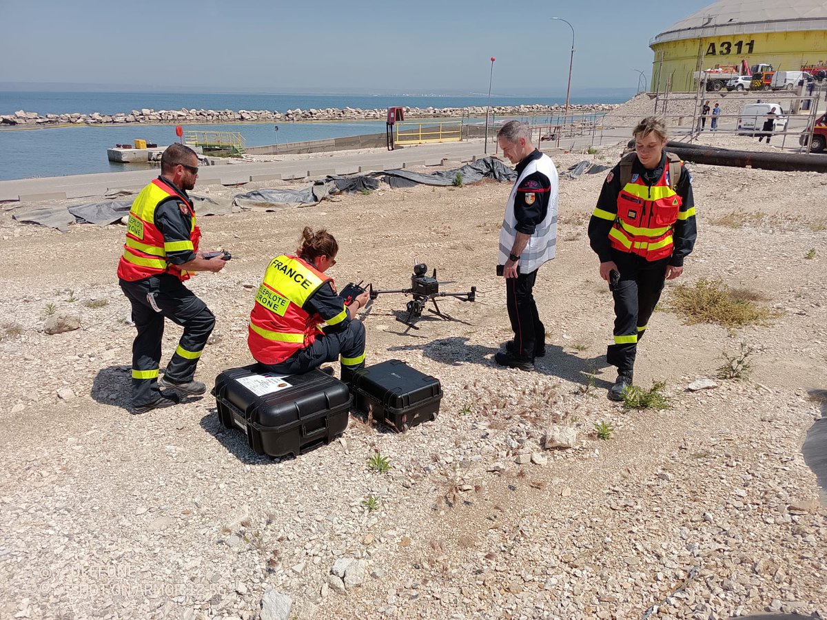 proteccioncivil's tweet photo. ➡️Finaliza el Ejercicio #Domino22 en el que España ha participado con evaluadores de @proteccioncivil➕un equipo de drones y un módulo de bombeo de @UMEgob  

➡️Equipos de 🇫🇷🇪🇸🇩🇪🇧🇪🇦🇹 han cooperado durante tres días para ofrecer una respuesta 🇪🇺coordinada ante catástrofes. https://t.co/v93Wq9cior