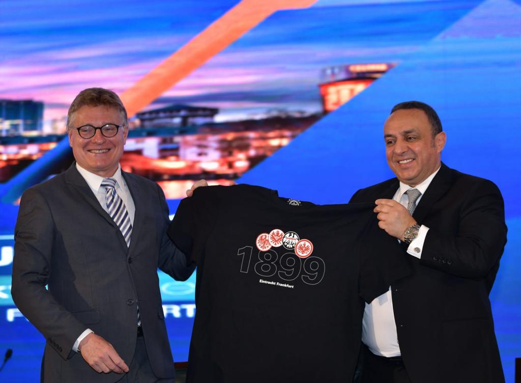 On the occasion of announcing that the International Arab Banking Summit 2022 will be held in #Frankfurt, FMF's Managing Director @HubertusVth handed the shirt of #EuropaLeague winners @Eintracht to Mr Wissam Fattouh, Secretary General at @UABonline ⚽️🎉 #SGEuropa @eintracht_eng
