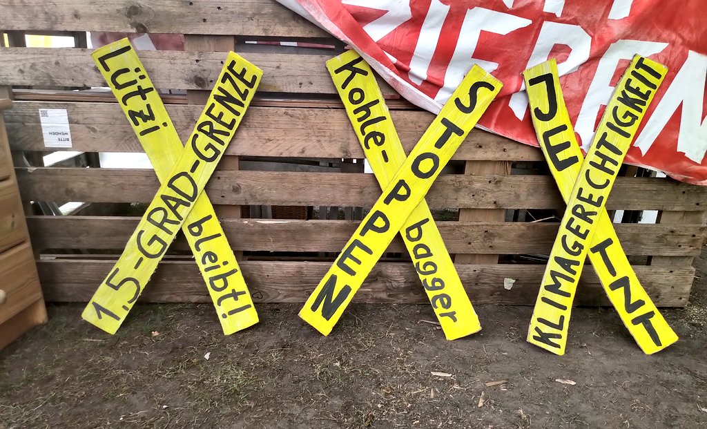 Volle Soli mit allen Aktionen um die heutige Hauptversammlung der <a href="/DeutscheBank/">Deutsche Bank</a>. Wir sehen euch. Fossile Investitionen stoppen! #FCKRWE 
#AlleDörferBleiben