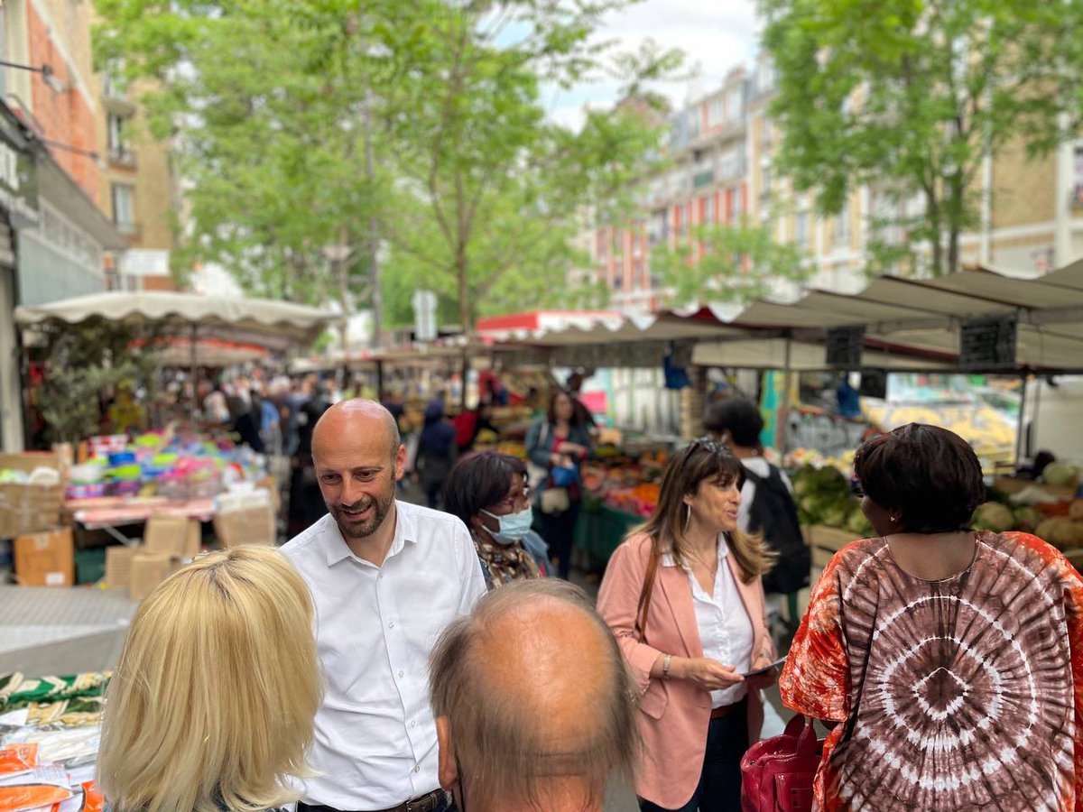Avec ma suppléante @CarolineYadan ce matin sur le marché de la Porte de Montmartre.

Toujours aux côtés des habitants pour écouter, échanger et agir !