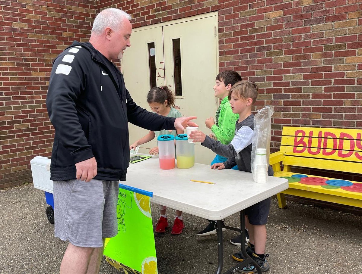 Russell3TV's tweet photo. Third grade students worked on a lemonade stand business plan including a mission statement,  advertising plan, and budget. We deemed our businesses successful! #wearetuskyvalley https://t.co/1Kxzv3XF5Z