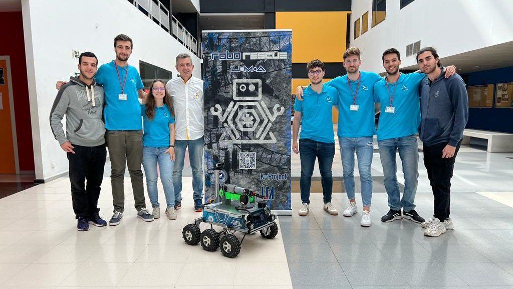 InfoUMA's tweet photo. Estudiantes de @IndustrialesUMA, coordinados por el profesor Antonio José Muñoz, han diseñado y construido un prototipo de #robot de rescate🆘. 

Su objetivo ahora es prepararlo para competir a nivel internacional en la Liga RoboCup. 

#Ingeniería #Robótica https://t.co/ZCcl2tjTHB
