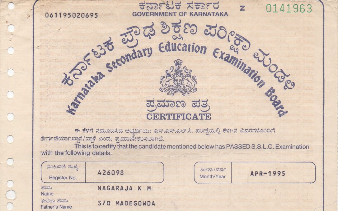 NagarajaMgowda's tweet photo. ಇಂದು  ಎಲ್ಲೆಡೆ  ಹರಿದಾಡುತ್ತಿರುವ ೧೦ನೆ ತರಗತಿಯ ಅಂಕಪಟ್ಟಿಯನ್ನು  ನೋಡಿ,೯೫ ನೇ ಇಸವಿಯ  ನನ್ನ ಅಂಕಪಟ್ಟಿಯನ್ನು  ತೆಗೆದು ನೋಡಿದೆ .
ನಮ್ಮ ಕಾಲದಲ್ಲಿ ಕನ್ನಡ ಮತ್ತು ಇಂಗ್ಲಿಷ್ ಎರಡರಲ್ಲೂ  ಅಚ್ಚಾಗಿರುತ್ತಿತ್ತು. ಆದರೆ ಈಗ ಕನ್ನಡ ಮಾಯವಾಗಿದೆ ಏಕೆ? 
ನಮ್ಮ ನಾಡಿನ ಪ್ರಮಾಣ ಪತ್ರಗಳಲ್ಲಿ ನಮ್ಮ ನುಡಿ ಇಲ್ಲದ್ದು ನೋವಿನ ಸಂಗತಿ.@BCNagesh_bjp https://t.co/Oaa620mdED