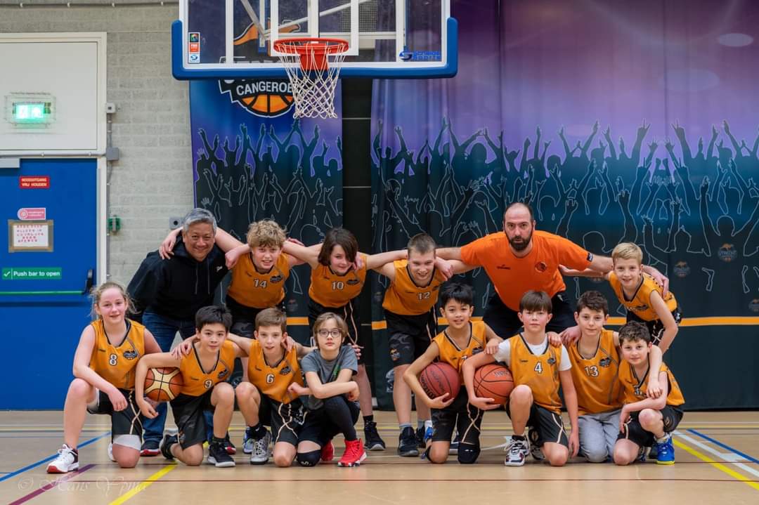 We groeien! In grootte en resultaten. Zo staan op dit moment diverse jeugdteams bovenaan in de competitie. Begin juni strijdt U12-1 in de hoogste divisie om het nationaal kampioenschap. Kom je onze jonge helden aanmoedigen? 
🧡🦘🏀
utrechtcangeroes.nl/2022/05/18/jon…
