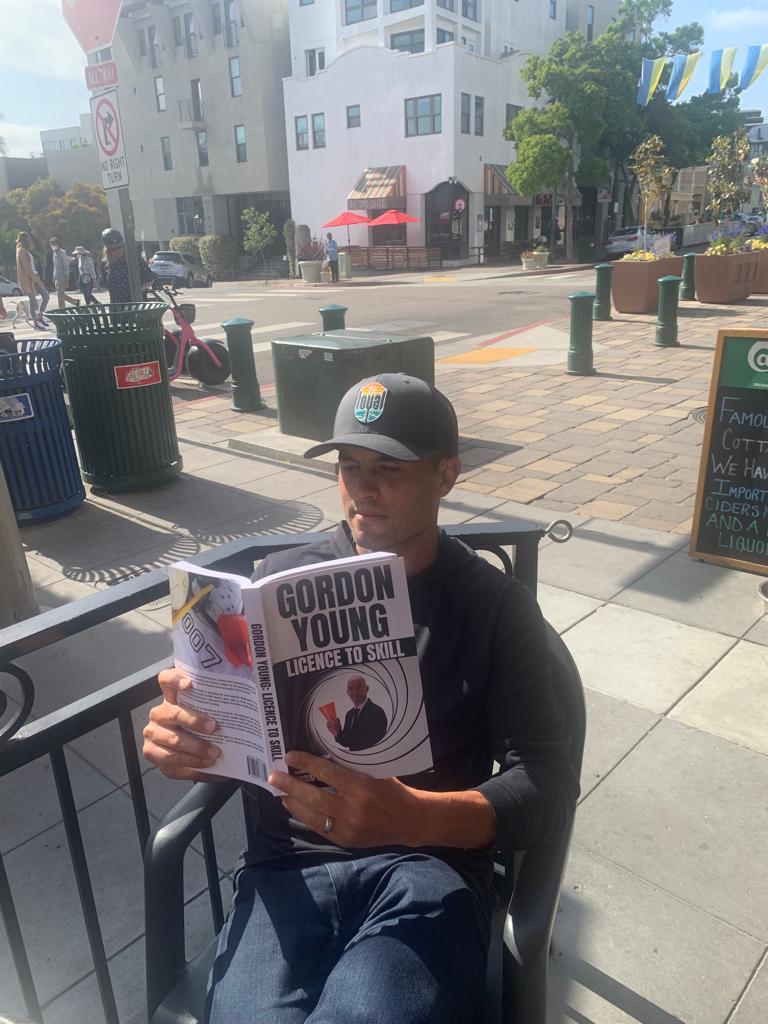 Gordon’s in the States for a coaching symposium and caught up with US soccer legend <a href="/landondonovan/">Landon Donovan</a> …or he would’ve done if he wasn’t so engrossed in his book! Find ebook at amzn.to/3jqXp1b and Amazon at amzn.to/3u494sR