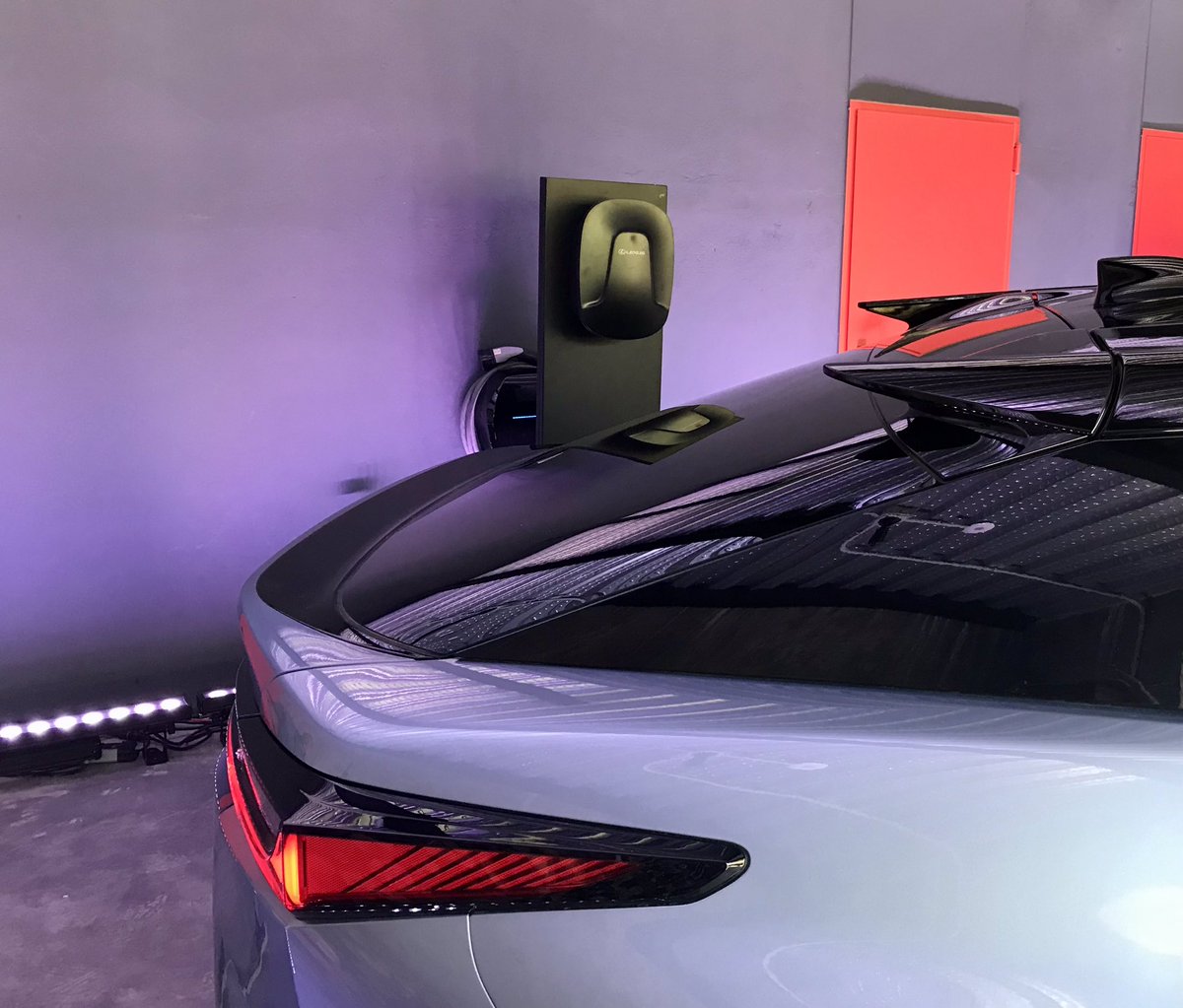 automotorcope's tweet photo. Presentación nuevo #LexusRZ #LexusElectrified #SUVpremiun #electricvehicles #EV #RZ450e batería 71,4 Kw consumo medio 18. 313 cv (230 Kw) dos motores refrigerados, tracción integral #Direct4 calefacción radiante suelo Primeras unidades finales año.
#Autonovedades #coches @COPE https://t.co/emQHt3wg7R