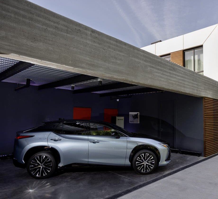automotorcope's tweet photo. Presentación nuevo #LexusRZ #LexusElectrified #SUVpremiun #electricvehicles #EV #RZ450e batería 71,4 Kw consumo medio 18. 313 cv (230 Kw) dos motores refrigerados, tracción integral #Direct4 calefacción radiante suelo Primeras unidades finales año.
#Autonovedades #coches @COPE https://t.co/emQHt3wg7R