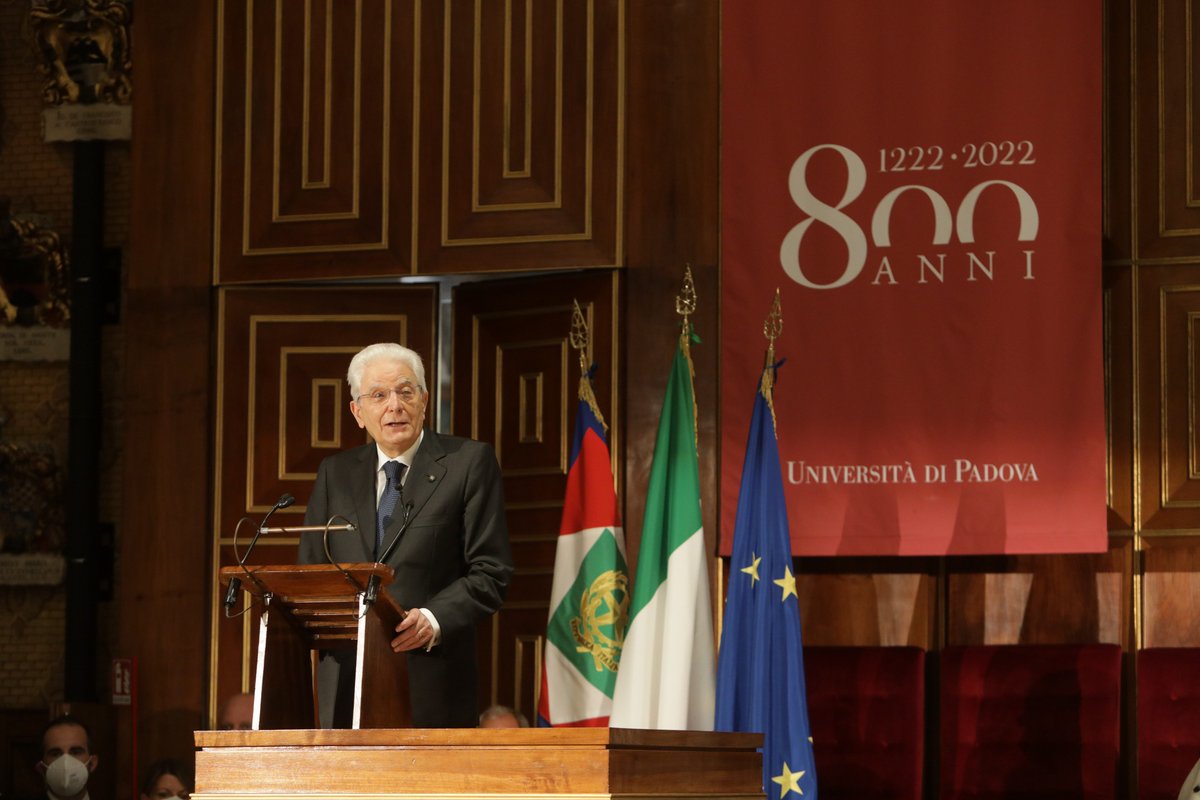 "Vorrei raccomandare a tutti gli studenti di coltivare sempre il dubbio e lo spirito critico. Questo è quello che alimenta la libertà"
#Mattarella <a href="/Quirinale/">Quirinale</a> #800unipd